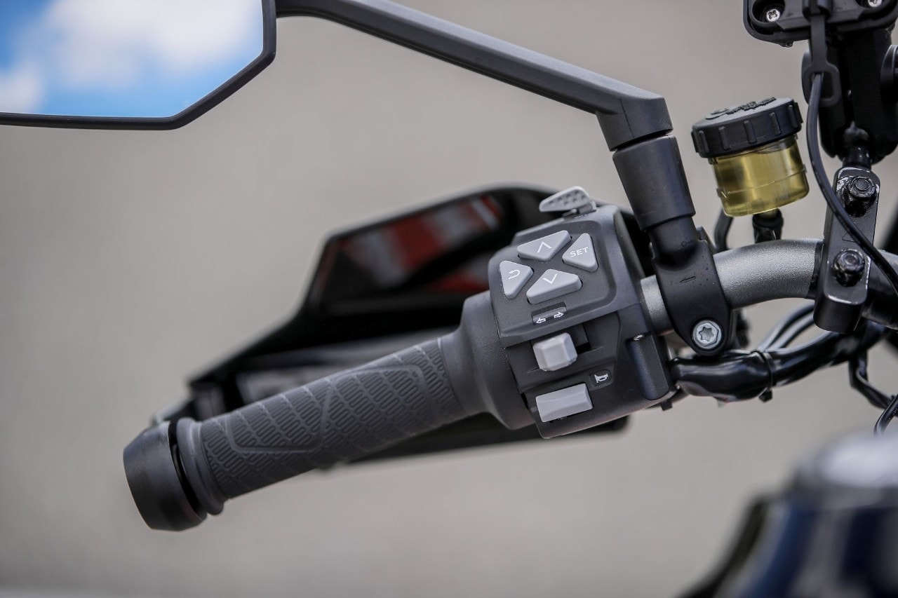 Aprilia Tuono V4 VS KTM 1290 Super Duke GT: la SFIDA delle hypernaked!